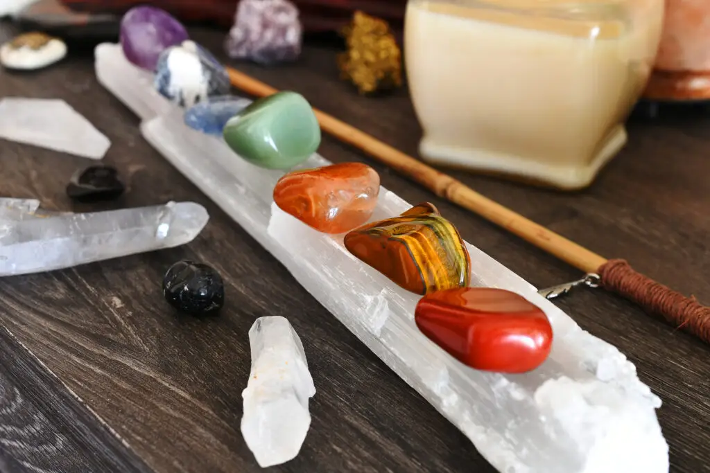 Cristais das sete chakras usados em sessão de terapia holística